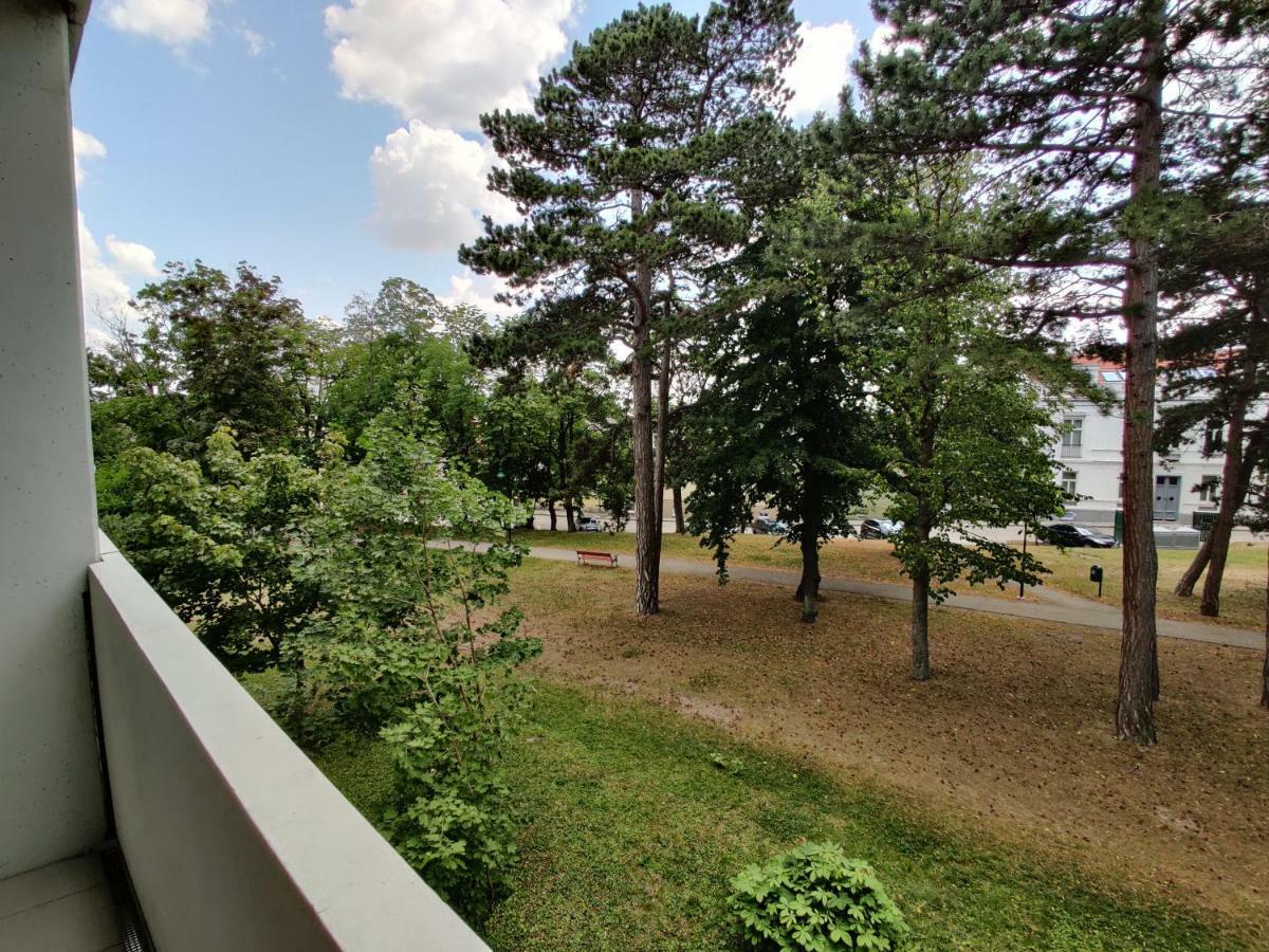 College Garden Hotel Bad Voeslau Extérieur photo